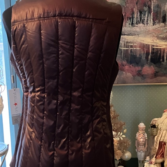 Calvin Klein Performance Down Puffer Vest Size Medium Dark Burgundy NWT - Picture 4 of 10